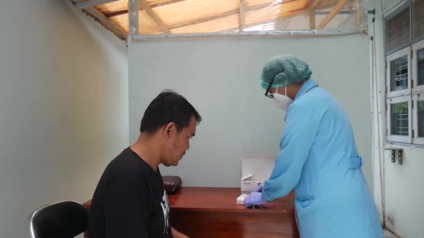 Yogyakarta, Indonézia - Mar 24, 2021: női egészségügyi dolgozók mintákat vesznek a koronavírus vizsgálatához