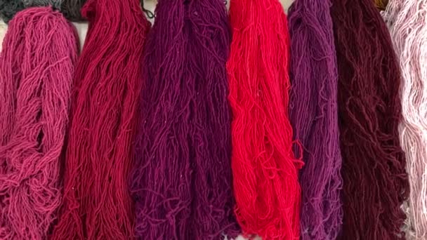 美丽的红 粉色染色毛织物 — 图库视频影像