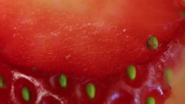 Makroaufnahme Von Erdbeerscheiben Auf Einem Hausgemachten Erdbeerkuchen Nahaufnahme Von Oben — Stockvideo