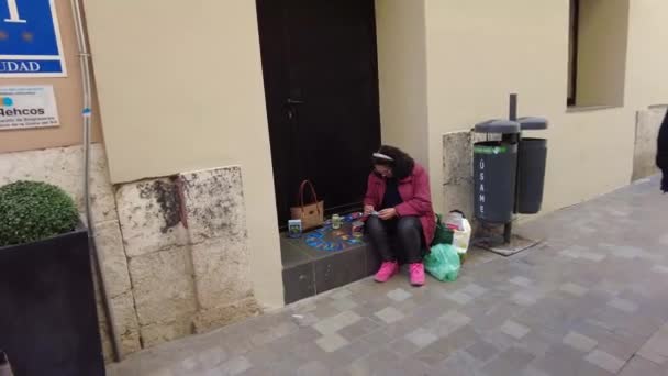 Una Mujer Española Está Sentada Fuera Una Vieja Iglesia Con — Vídeos de Stock