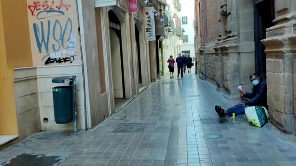 Beggar Sits Church Malaga Paper Mug His Hand People Walking — Vídeos de Stock