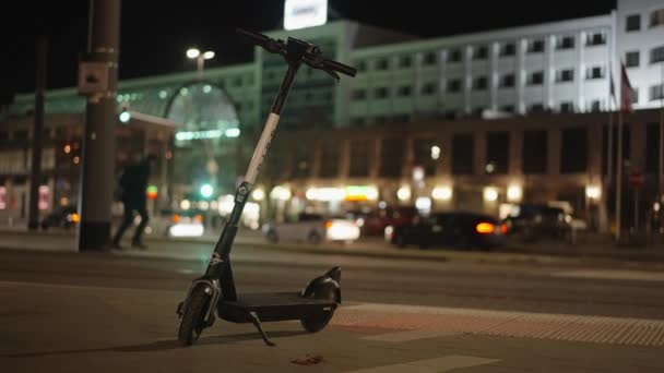 Zaparkovaný Elektrický Skútr Chodníku Městský Provoz Noci Pozadí — Stock video