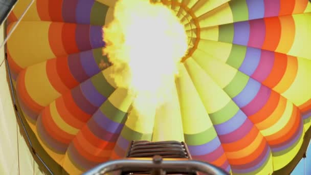 Φλόγα Που Ξέσπασε Πολύχρωμο Αερόστατο Θερμού Αέρα Για Φουσκώσει — Αρχείο Βίντεο
