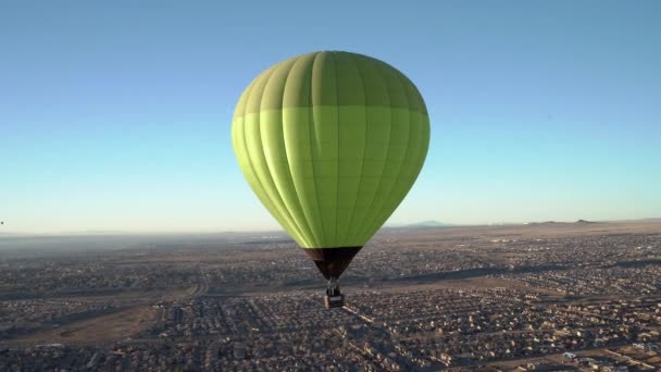 Globo Aire Caliente Flota Pacíficamente Por Encima Albuquerque Nuevo México — Vídeos de Stock