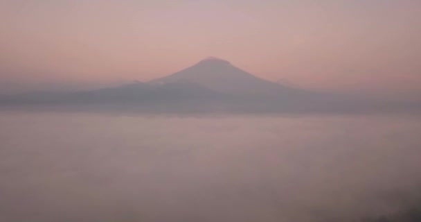 午前中に濃霧のある山の空中ドローンビュー 風景ビデオ 素晴らしい山日の出にインドネシアで — ストック動画