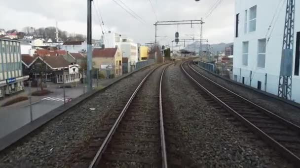 サンドネス駅に到着した旅客列車内からの運転席ビュー ソランズバンネン鉄道ノルウェーに沿ってソートゲット — ストック動画