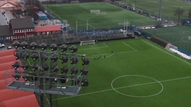 在人们练习和热身的情况下 无人机拍摄了一个足球场 — 图库视频影像