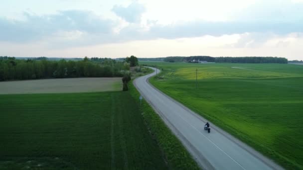 Biker Motorcyclist Clothing Riding His Silver Street Bike Somewhere Countryside — ストック動画