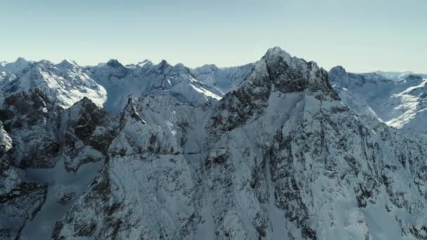 Flygdrönare Från Franska Alperna Solig Dag Bilden Kan Snöig Bergstopp — Stockvideo
