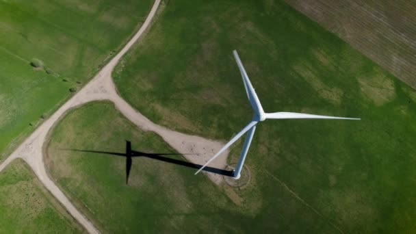 Kameraaufnahmen Einer Drohne Zeigen Das Sommerliche Tagpanorama Über Dem Windmühlenhof — Stockvideo