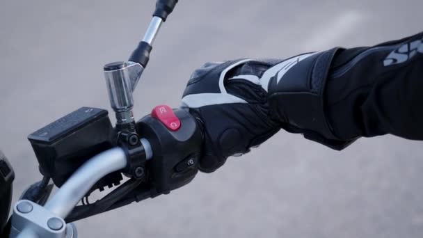 Close Type Shot You Can See Motorcyclists Hand Twisting Throttle — 비디오