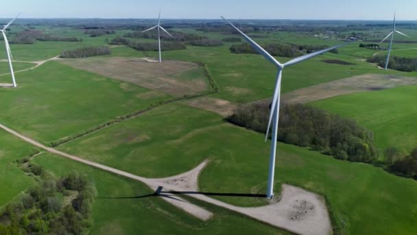 Weiße Windkraftanlagen Mühlen Mit Drei Rotorblättern Langsamer Rotation Windmühlen Arbeiten — Stockvideo