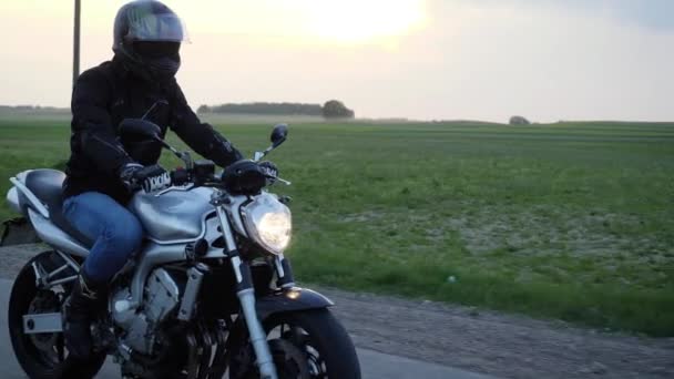 Biker Motorcyclist Clothing Riding His Silver Street Bike Somewhere Countryside — Stockvideo