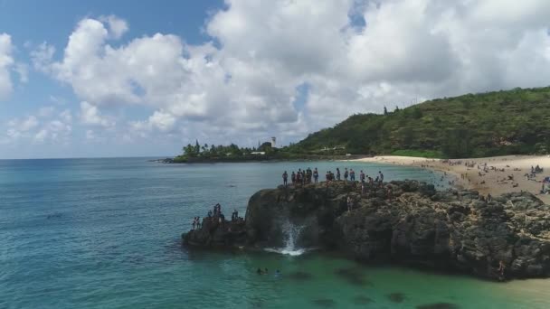 Letecký Pohled Lidé Skalní Formace Potápění Smaragdovou Vodu Havajské Pobřeží — Stock video