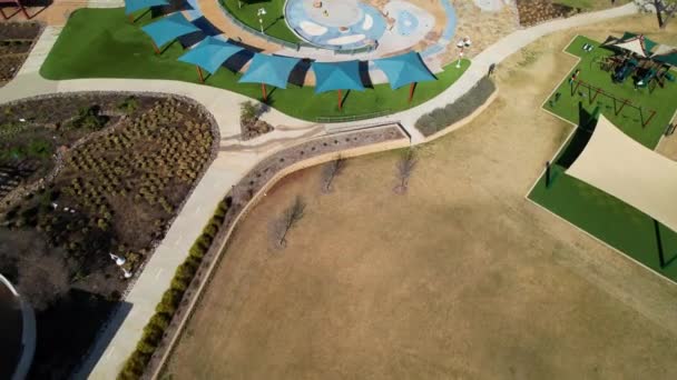 ハイランドビレッジテキサス州のダブルツリーランチパークのスプラッシュパッドの空中ビデオ — ストック動画