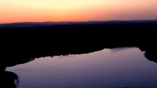 Aerial Calm Smooth Lake Purple Reflected Light Orange Sunset Skies — Vídeos de Stock