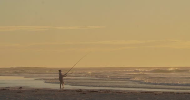 光の最後の時に釣りをする人々 — ストック動画