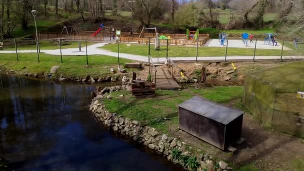 Pan Right View Animal Reserve Omgiven Damm Med Barns Lekpark — Stockvideo