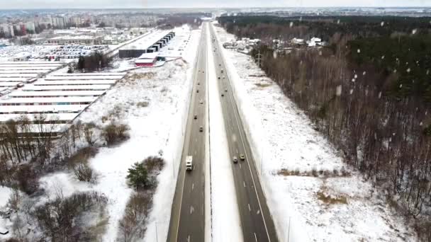 Pojazdy Jadące Autostradą Sezonie Zimowym Podczas Obfitych Opadów Śniegu Widok — Wideo stockowe