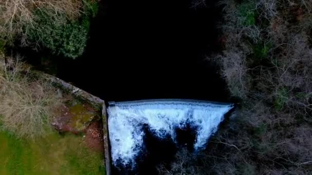 Aerial Birds Eyes View River Flowing Small Diversion Dam Coruna — Vídeo de stock