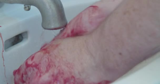 一名男子在洗澡间洗净手上鲜血的特写镜头 — 图库视频影像