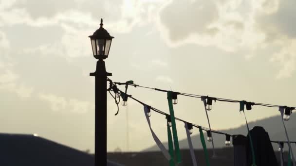 Silhouettes Lampadaire Fils Électriques Avec Rubans Isolés Contre Ciel Crépuscule — Video