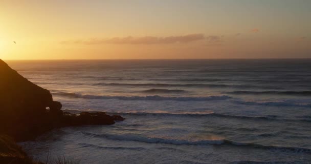 英国コーンウォール州 パーランポートの海の崖の後ろに美しい夕日グロー スタティックショット — ストック動画