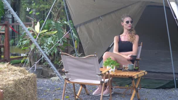 Mooie Blanke Vrouw Ontspannen Een Strandstoel Nippen Thee Tropische Glamping — Stockvideo