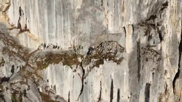 Backwards Shot Man Sitting Cliff Ledge — Vídeo de stock