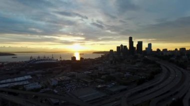 Seattle 'ın şehir merkezinin hemen güneyindeki birçok otoyolun geniş hava görüntüsü..