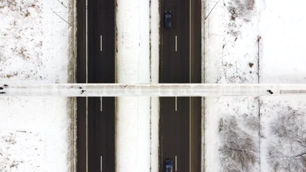 Mensen Lopen Houten Brug Terwijl Auto Rijden Snelweg Balg Litouwen — Stockvideo