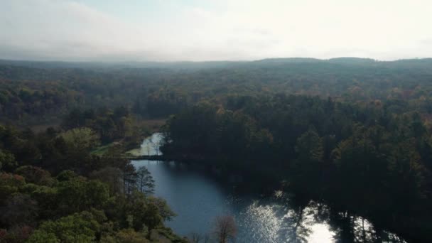 Aereo Drone Colpo Fiume Una Nebbiosa Giornata Estiva Nel Midwest — Video Stock