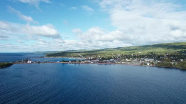 Drone Sköt Över Sjön Överlägsen Grand Marais Solig Dag Sommaren — Stockvideo