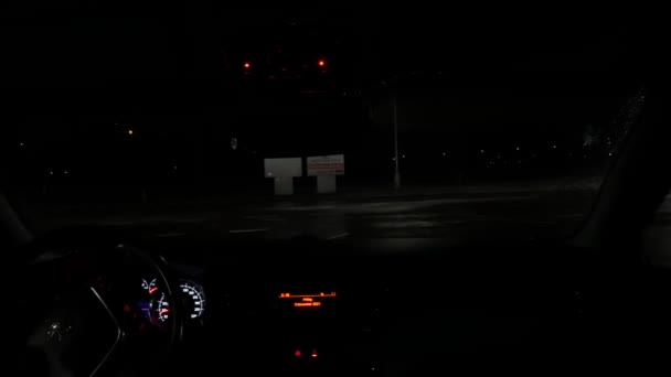 Κάνοντας Αριστερή Στροφή Κατά Την Οδήγηση Νύχτα Στην Πόλη Kaunas — Αρχείο Βίντεο