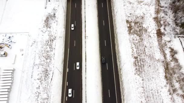 Kış Mevsiminde Karayolunda Hız Yapan Araçlar Hava Aracı Görüntüsü — Stok video