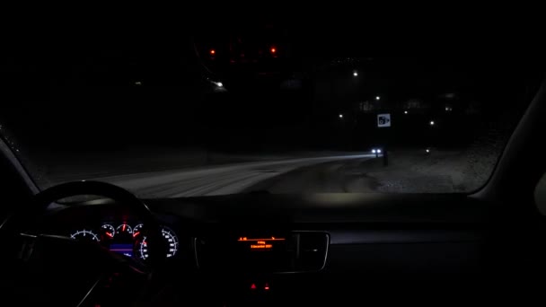 Körning Kaunas Gator Och Passerar Hastighetskamera Tecken Natten Pov Skott — Stockvideo