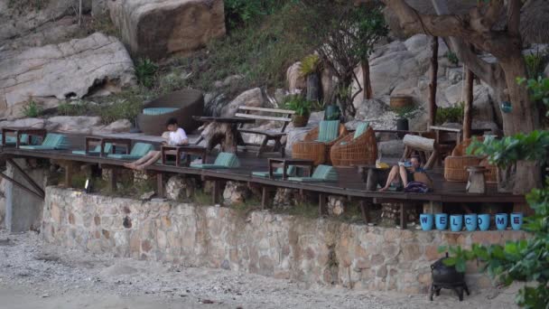 Азиатские Гости Отдыхают Пляжном Баре Острове Тао Koh Tao Coral — стоковое видео