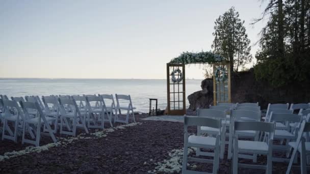 Cinematic Shot Wedding Ceremony Site Located Shoreline — Video Stock