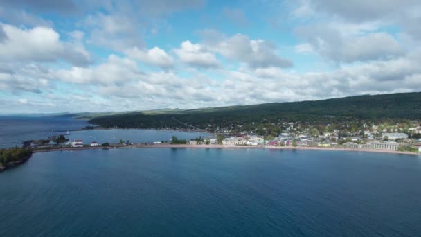 Dron Přeletěl Nad Přístavem Částečně Oblačném Letním Dni — Stock video