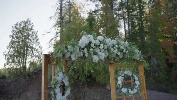 Arranjo Floral Caro Para Uma Cerimônia Casamento Floresta — Vídeo de Stock