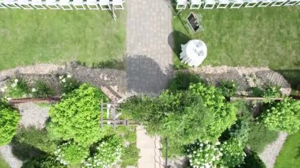 Drone Tiro Voando Sobre Uma Cerimônia Casamento Montado Jardim Pátio — Vídeo de Stock