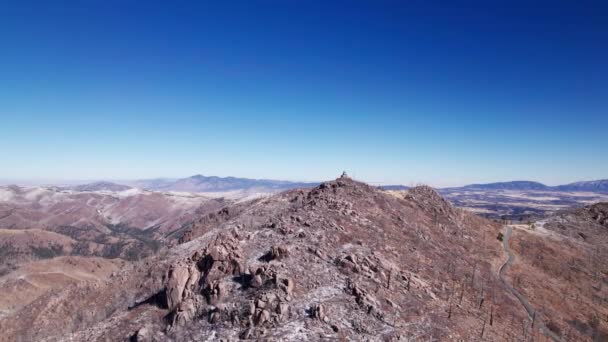 Drone Vista Aérea Orbitando Pico Montanha Rochoso Nevado Acima Tudo — Vídeo de Stock