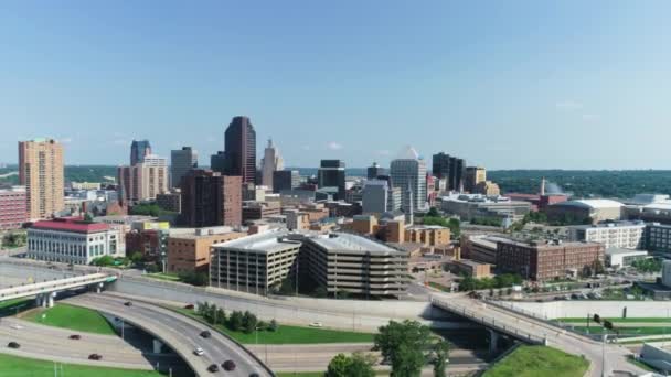 Aerial Drone Shot Minneapolis Verano Con Tráfico Las Carreteras — Vídeo de stock