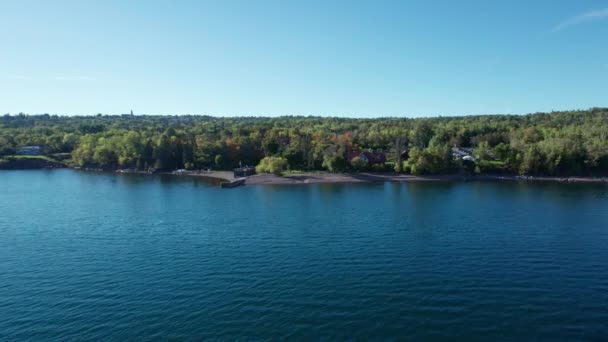 Zooming Out Shot Lake Superior Shoreline Duluth — Vídeos de Stock