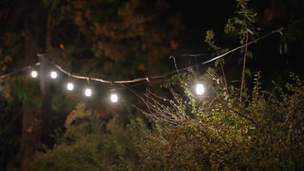 Una Cadena Luces Colgantes Brillando Noche — Vídeos de Stock