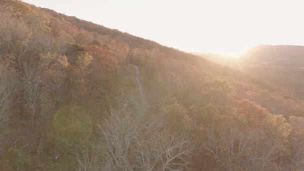 Aerial Shot Trail Lookout Mountain Sunset Two People Jogging — Stockvideo