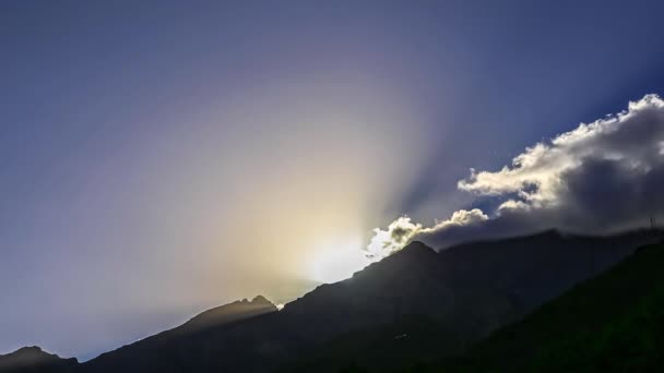 Pôr Sol Através Nuvens Timelapse Sobre Tizi Test Pass Montanhas — Vídeo de Stock