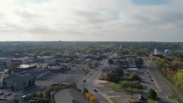 Panning Aerial Drone Shot Owatonna Cloudy Summer Day — Wideo stockowe