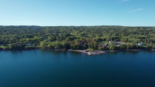 Drone Aerial View Lake Superior Shoreline Front Glensheen Mansion — Stock videók