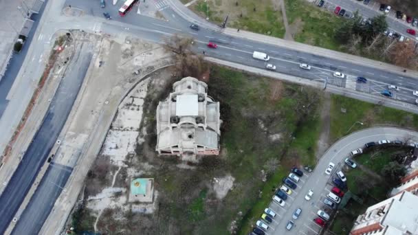 Drone Descendiendo Hacia Intercambio Carreteras Una Iglesia Inacabada Skopje Macedonia — Vídeos de Stock